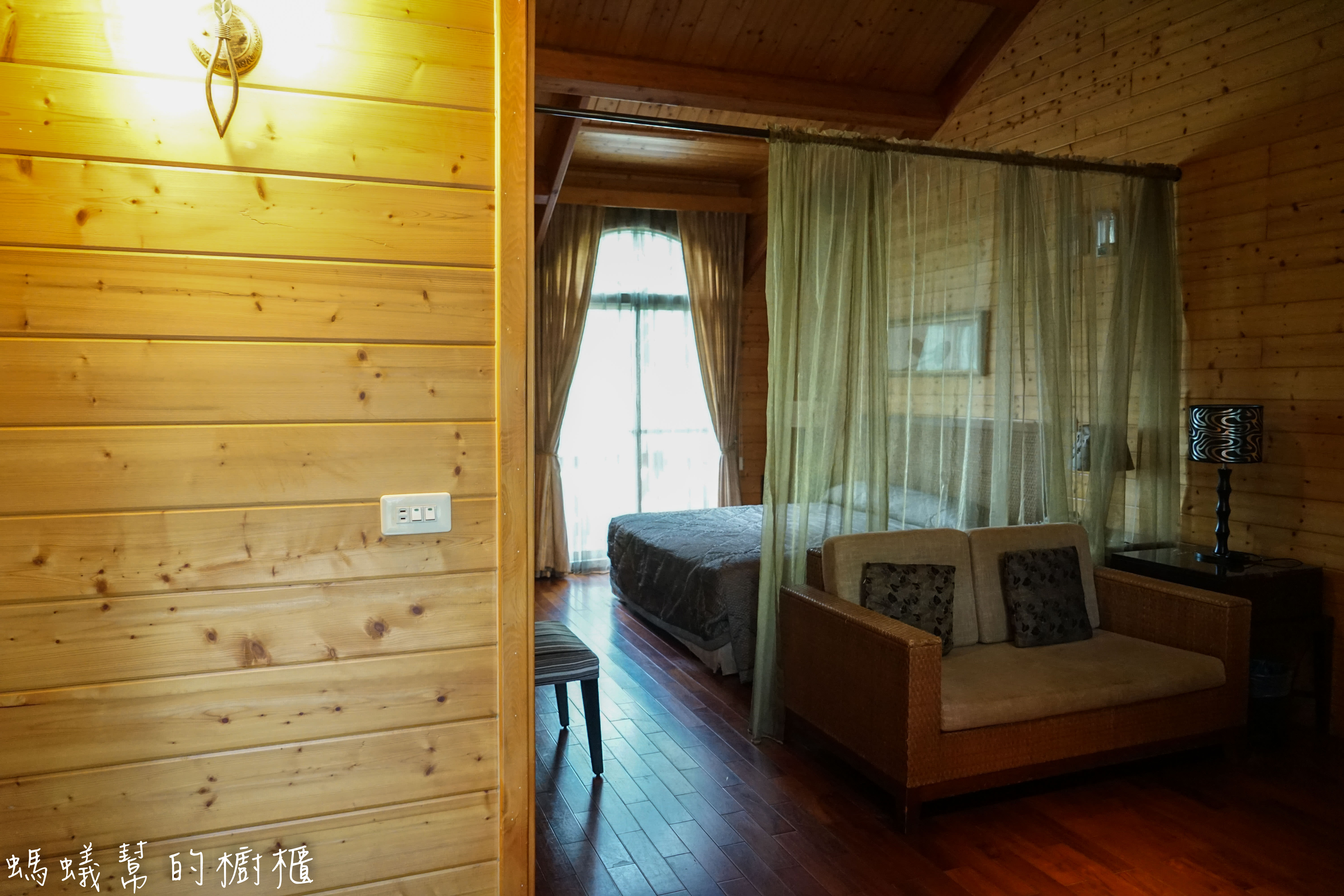 南投埔里牛耳藝術渡假村|日月潭埔里小木屋住宿推薦,漫步自然生態園區,欣賞藝術石雕、舒壓SPA館、雕之森樹屋餐廳,設備齊全的小木屋渡假推薦。 - 螞蟻幫的櫥櫃