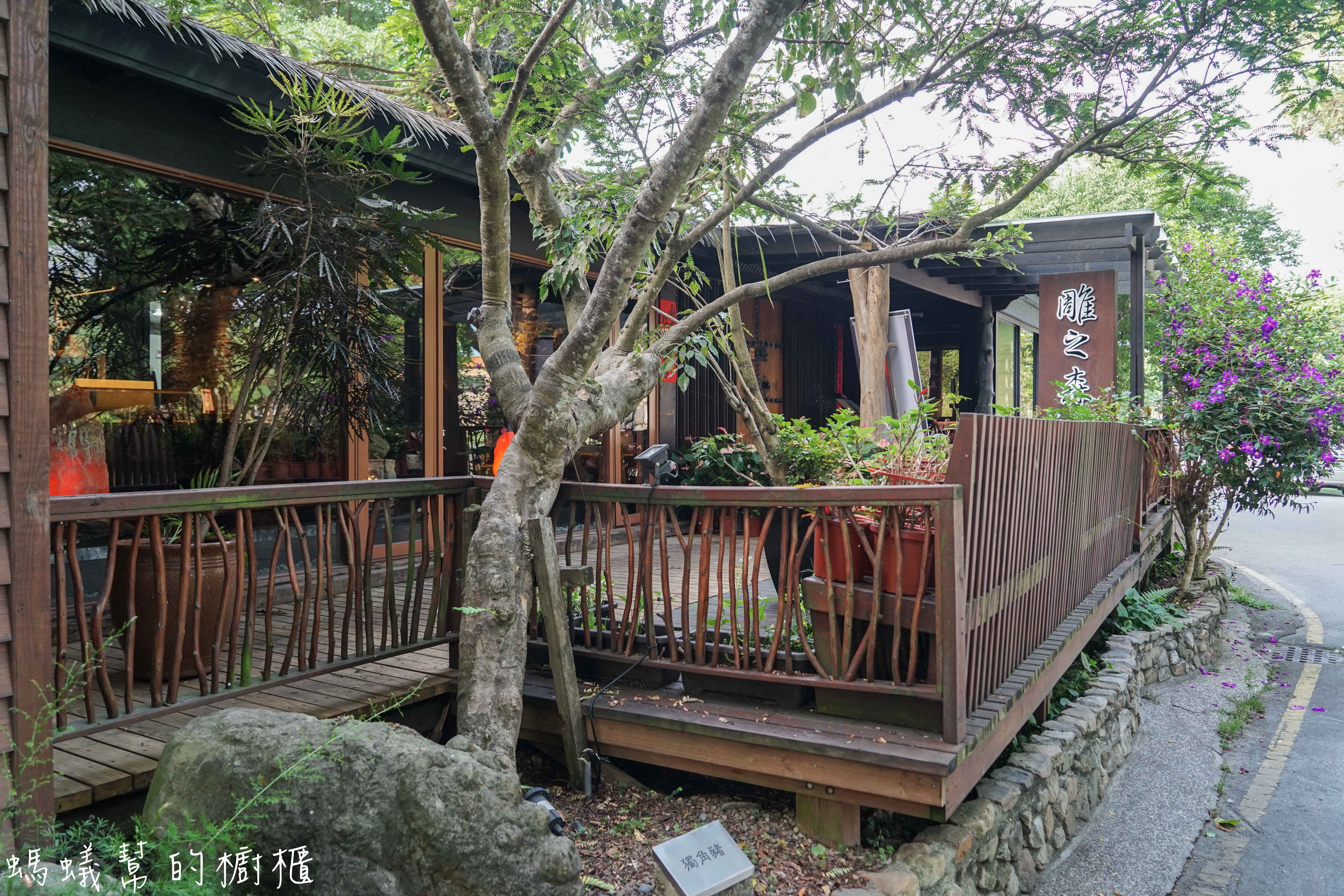 南投埔里牛耳藝術渡假村|日月潭埔里小木屋住宿推薦,漫步自然生態園區,欣賞藝術石雕、舒壓SPA館、雕之森樹屋餐廳,設備齊全的小木屋渡假推薦。 - 螞蟻幫的櫥櫃