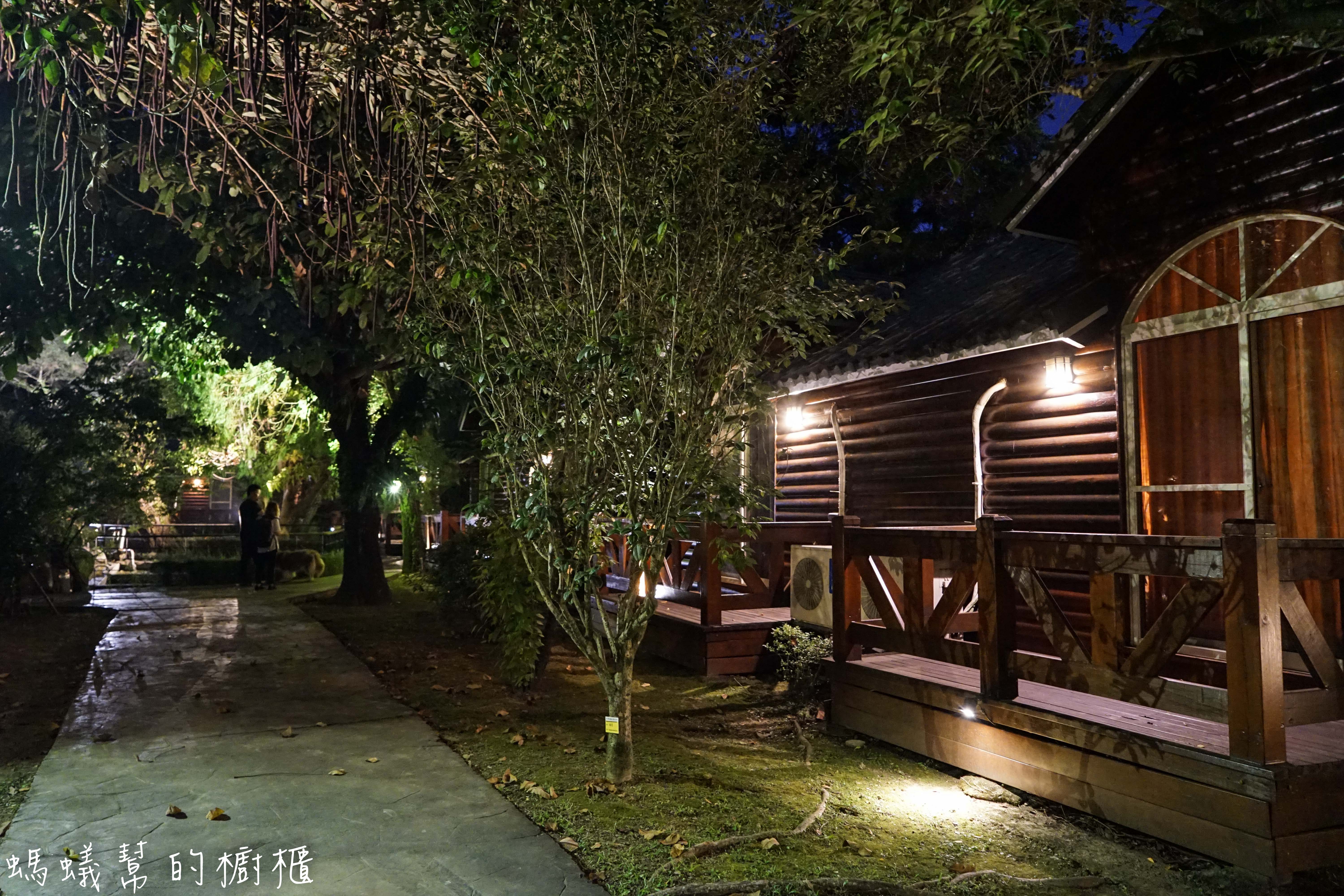 南投埔里牛耳藝術渡假村|日月潭埔里小木屋住宿推薦,漫步自然生態園區,欣賞藝術石雕、舒壓SPA館、雕之森樹屋餐廳,設備齊全的小木屋渡假推薦。 - 螞蟻幫的櫥櫃