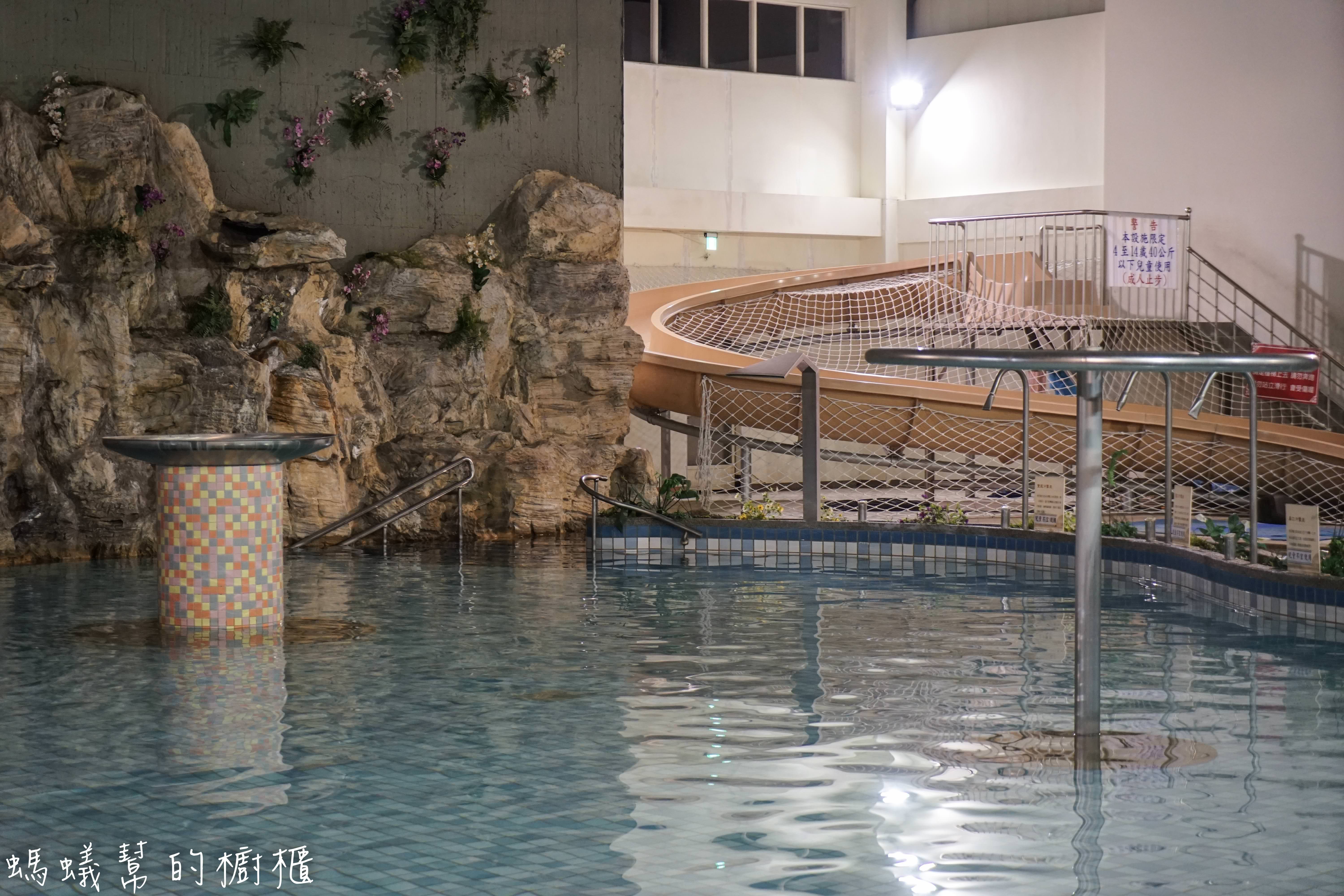 南投埔里牛耳藝術渡假村|日月潭埔里小木屋住宿推薦,漫步自然生態園區,欣賞藝術石雕、舒壓SPA館、雕之森樹屋餐廳,設備齊全的小木屋渡假推薦。 - 螞蟻幫的櫥櫃