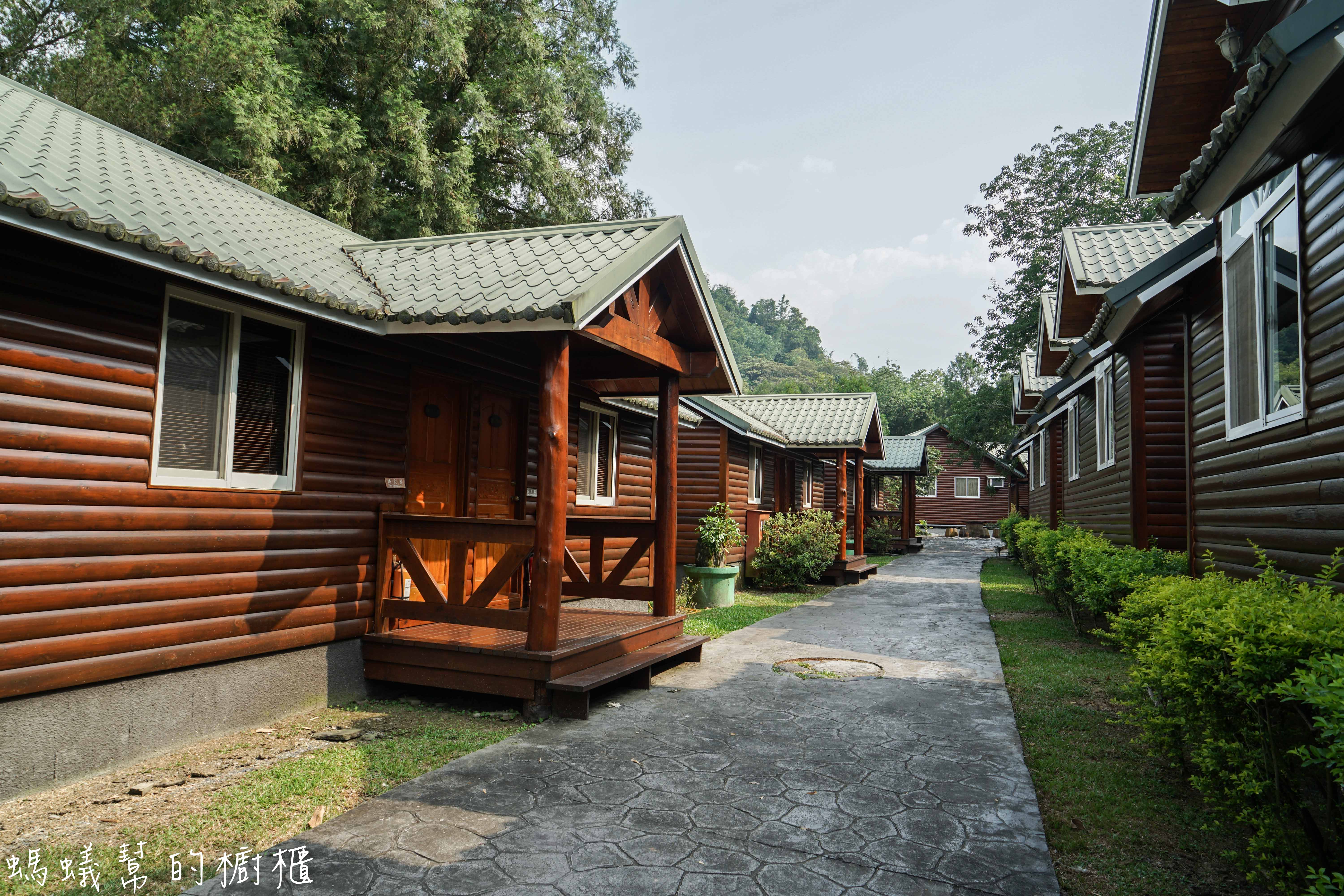 南投埔里牛耳藝術渡假村|日月潭埔里小木屋住宿推薦,漫步自然生態園區,欣賞藝術石雕、舒壓SPA館、雕之森樹屋餐廳,設備齊全的小木屋渡假推薦。 - 螞蟻幫的櫥櫃