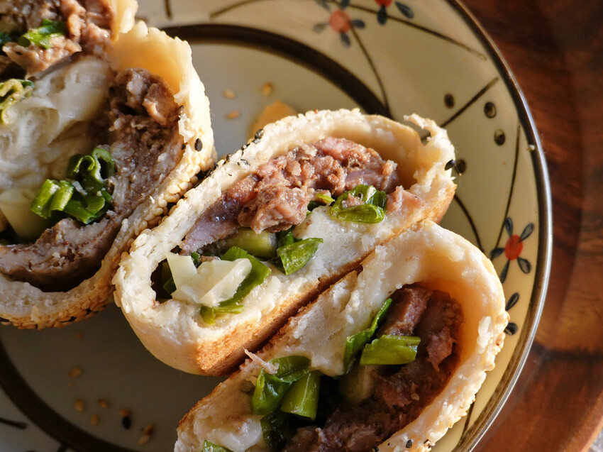 新北三重—源記赤肉胡椒餅｜酥脆餅皮包裹鹹香夠味肉餡｜文化北路、台北橋、三和夜市