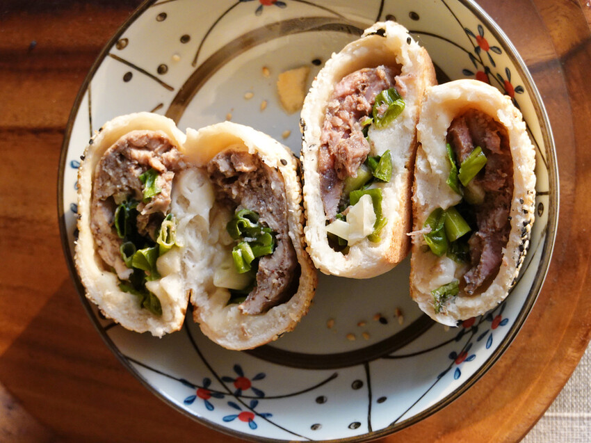 新北三重—源記赤肉胡椒餅｜酥脆餅皮包裹鹹香夠味肉餡｜文化北路、台北橋、三和夜市