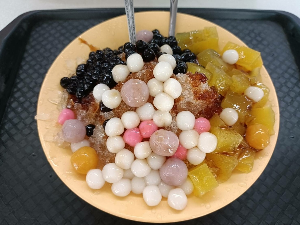 西門町消暑聖地!楊記冰店經典古早味刨冰,Q彈三Q冰重現爸媽年代回憶。