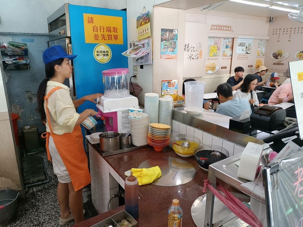 西門町消暑聖地!楊記冰店經典古早味刨冰,Q彈三Q冰重現爸媽年代回憶。