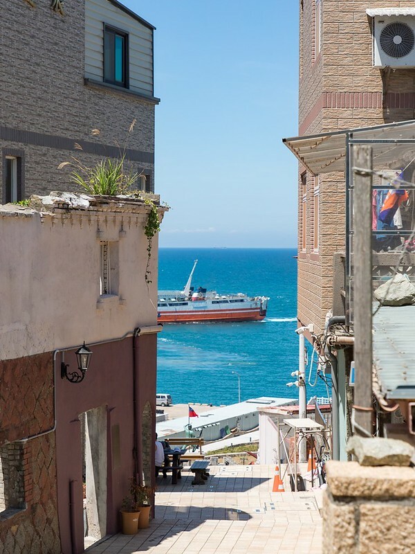 【馬祖東引美食】鹹味島合作社.忠誠門後的東引藍.魚露工寮老屋大翻身.東引最佳發呆地點