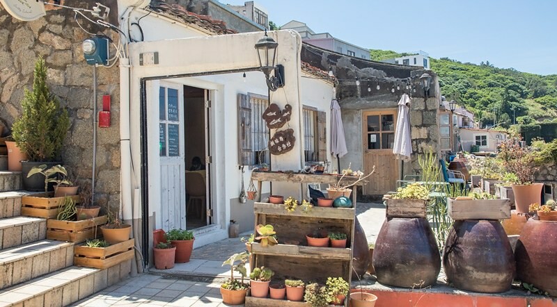 【馬祖東引美食】鹹味島合作社.忠誠門後的東引藍.魚露工寮老屋大翻身.東引最佳發呆地點