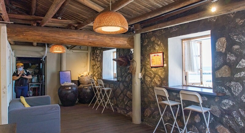 【馬祖東引美食】鹹味島合作社.忠誠門後的東引藍.魚露工寮老屋大翻身.東引最佳發呆地點