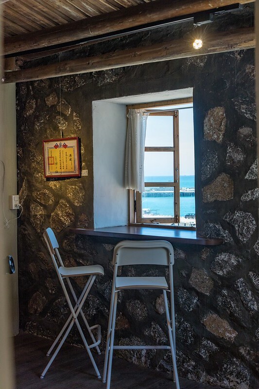 【馬祖東引美食】鹹味島合作社.忠誠門後的東引藍.魚露工寮老屋大翻身.東引最佳發呆地點