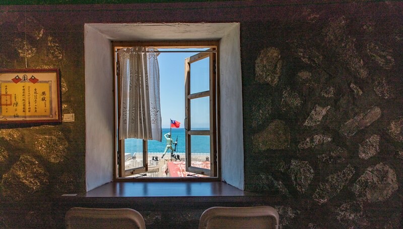 【馬祖東引美食】鹹味島合作社.忠誠門後的東引藍.魚露工寮老屋大翻身.東引最佳發呆地點