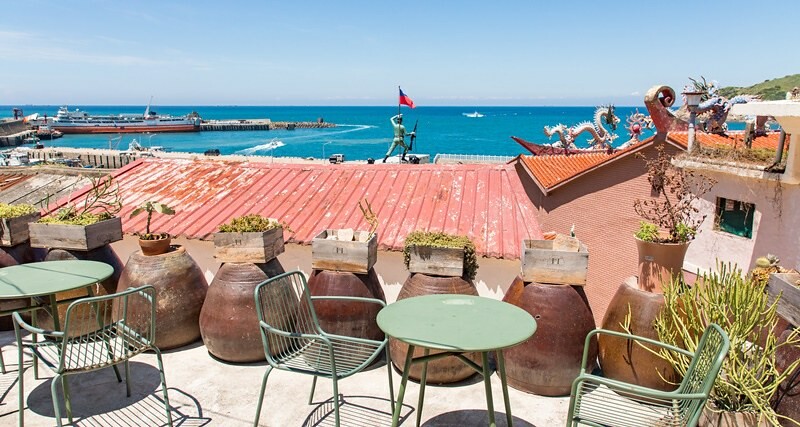 【馬祖東引美食】鹹味島合作社.忠誠門後的東引藍.魚露工寮老屋大翻身.東引最佳發呆地點