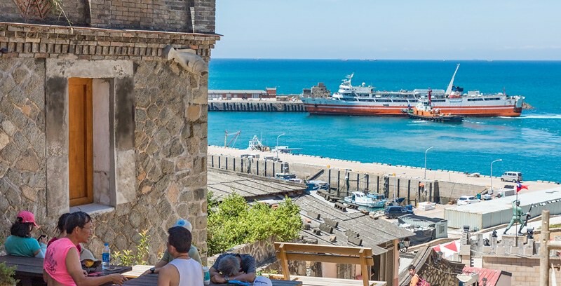 【馬祖東引美食】鹹味島合作社.忠誠門後的東引藍.魚露工寮老屋大翻身.東引最佳發呆地點
