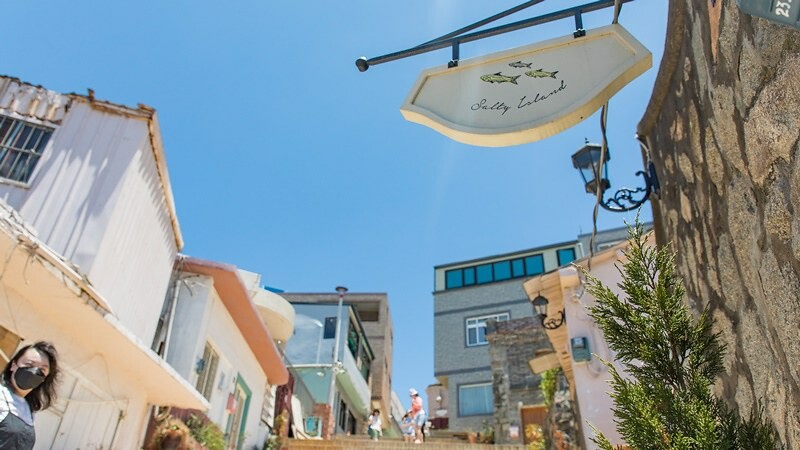 【馬祖東引美食】鹹味島合作社.忠誠門後的東引藍.魚露工寮老屋大翻身.東引最佳發呆地點