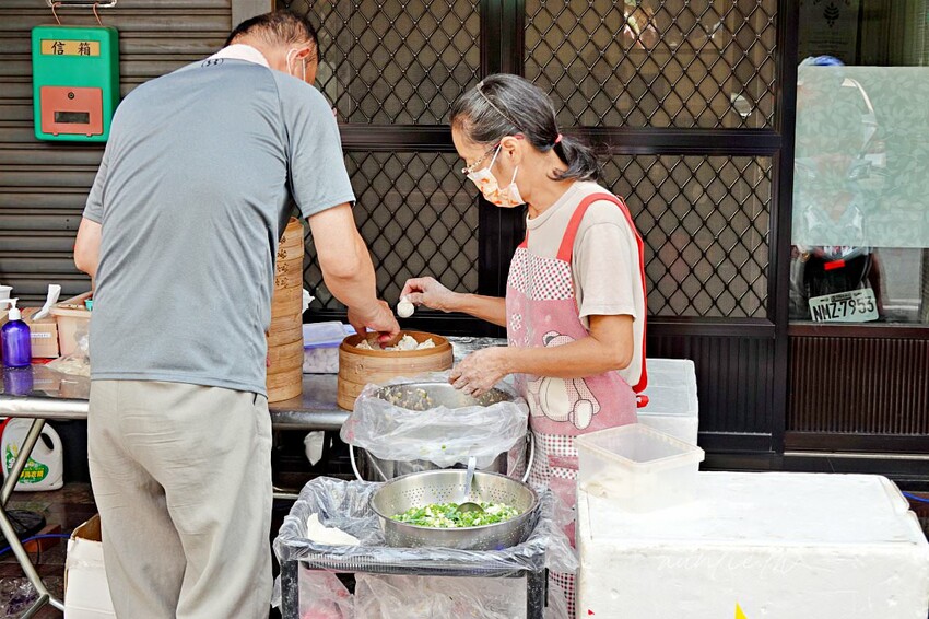 【台中】正老牌鮮肉湯包，現做現蒸鮮肉湯包，下午才營業的湯包小攤