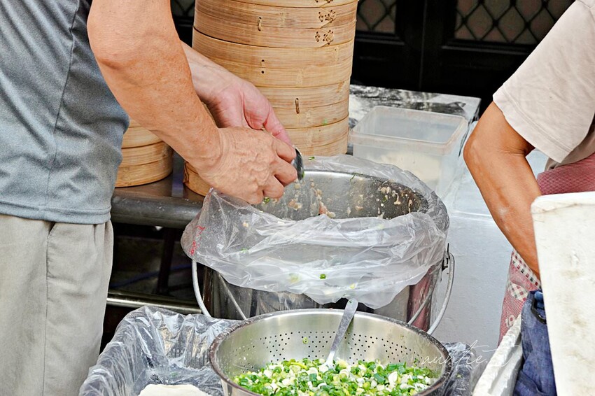 【台中】正老牌鮮肉湯包，現做現蒸鮮肉湯包，下午才營業的湯包小攤