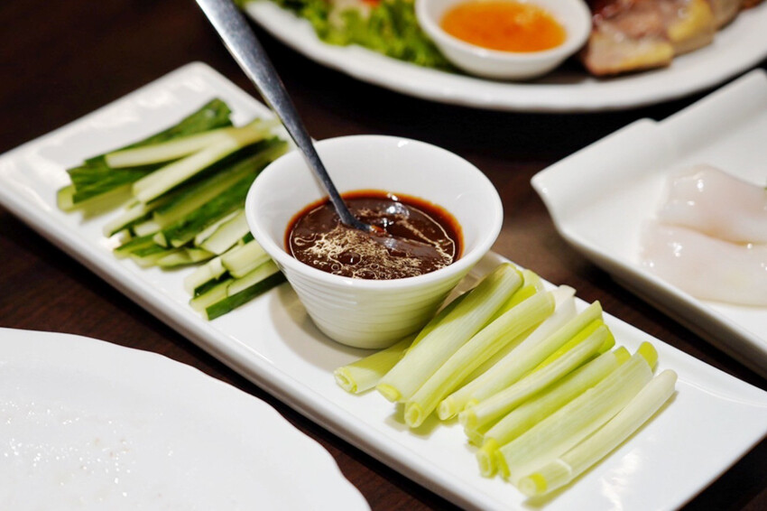 藏在師大B1港式餐廳!烤鴨有5斤重!一鴨兩吃像四吃,每日一早現做限量港點好好味~