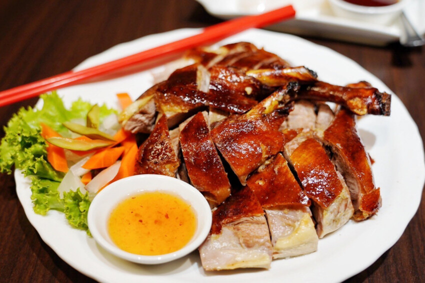 藏在師大B1港式餐廳!烤鴨有5斤重!一鴨兩吃像四吃,每日一早現做限量港點好好味~