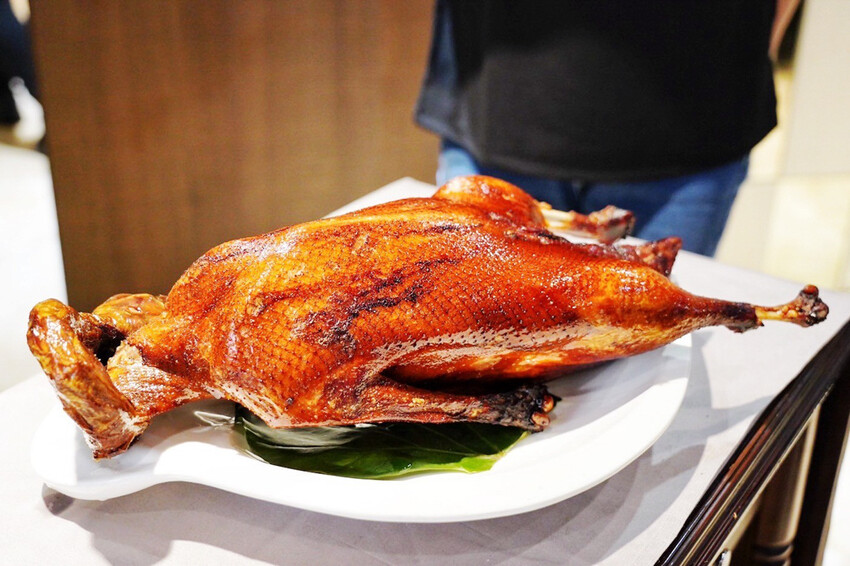 藏在師大B1港式餐廳!烤鴨有5斤重!一鴨兩吃像四吃,每日一早現做限量港點好好味~
