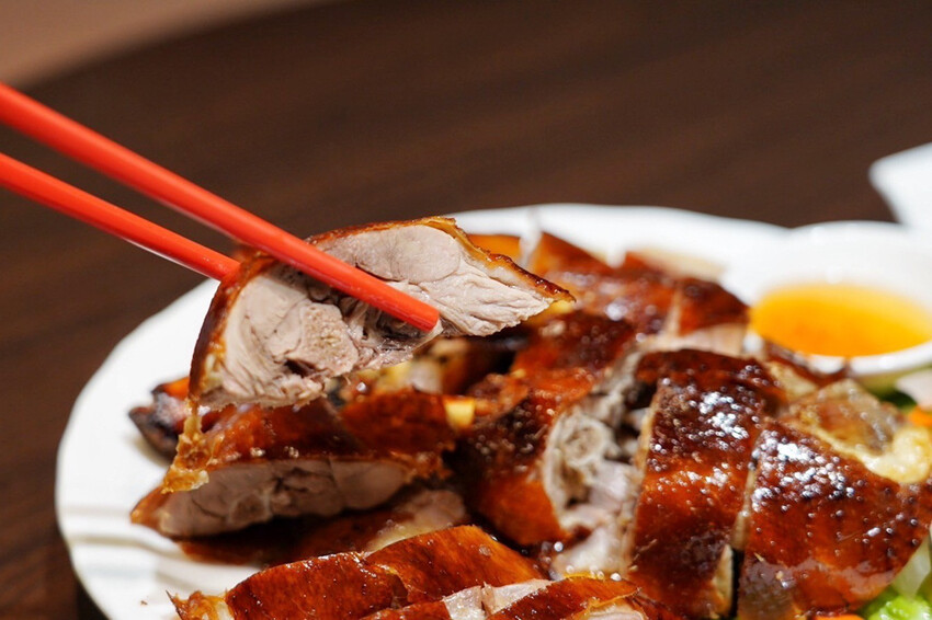 藏在師大B1港式餐廳!烤鴨有5斤重!一鴨兩吃像四吃,每日一早現做限量港點好好味~