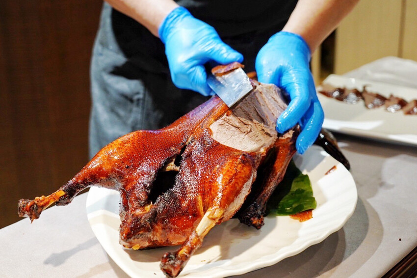 藏在師大B1港式餐廳!烤鴨有5斤重!一鴨兩吃像四吃,每日一早現做限量港點好好味~