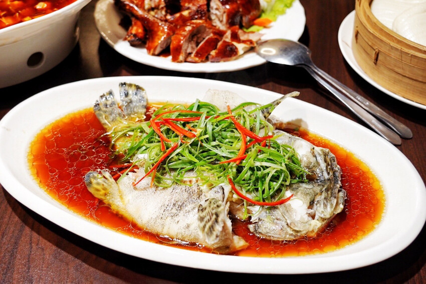 藏在師大B1港式餐廳!烤鴨有5斤重!一鴨兩吃像四吃,每日一早現做限量港點好好味~