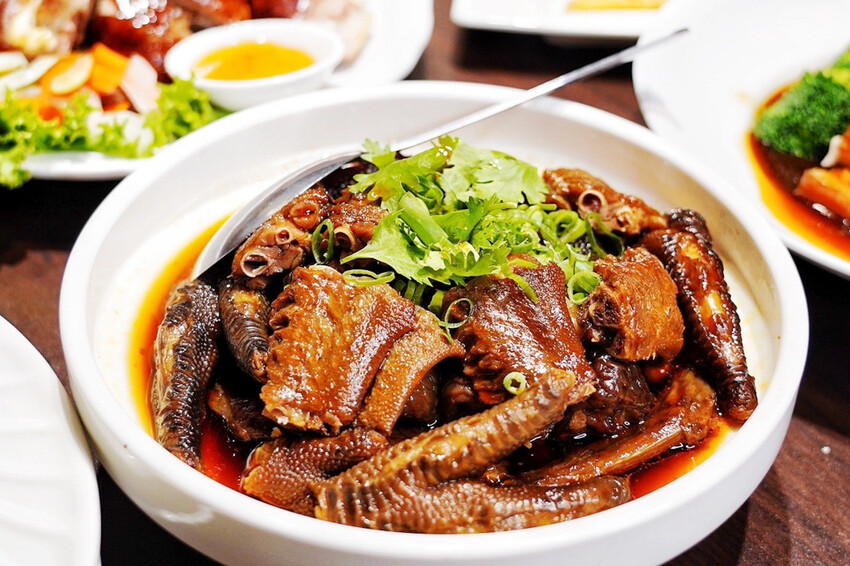 藏在師大B1港式餐廳!烤鴨有5斤重!一鴨兩吃像四吃,每日一早現做限量港點好好味~