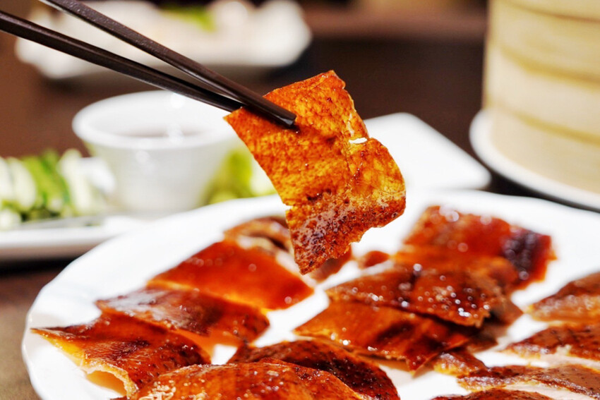 藏在師大B1港式餐廳!烤鴨有5斤重!一鴨兩吃像四吃,每日一早現做限量港點好好味~