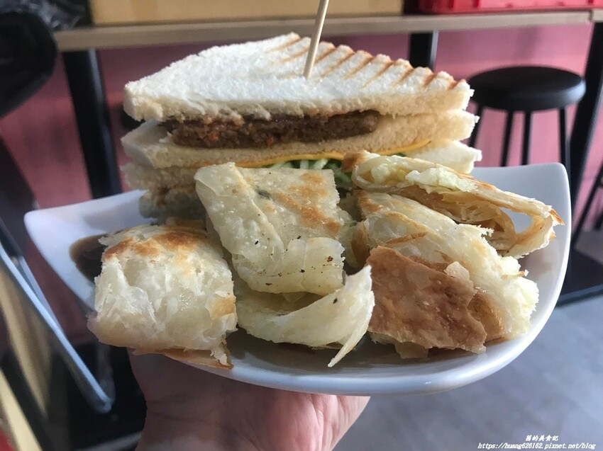 【新北三重區】三重早午餐推薦『初衷初食』"香酥抓餅套餐" 吃一餐抵二餐份量真的很大~