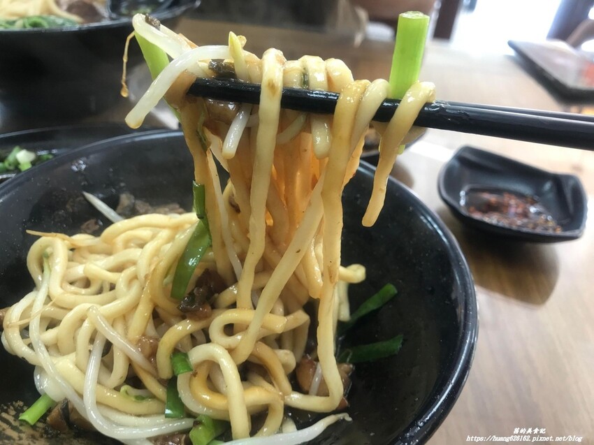 【新北八里區】八里美食『京燕子牛肉麵』八里牛肉麵 乾麵推薦~