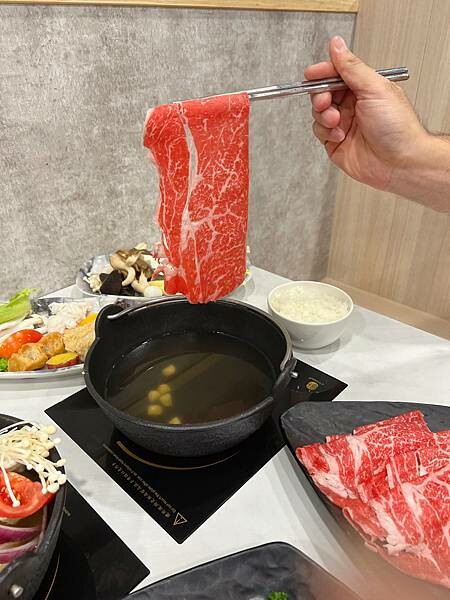 (淡水美食)築間幸福鍋物 淡水新市店 淡水美食火鍋推薦 築間淡水首間店 營業到凌晨四點 蔬菜火鍋料自助吧 飲