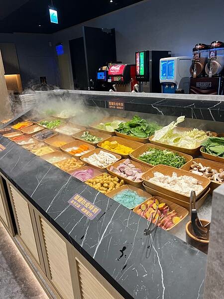 (淡水美食)築間幸福鍋物 淡水新市店 淡水美食火鍋推薦 築間淡水首間店 營業到凌晨四點 蔬菜火鍋料自助吧 飲