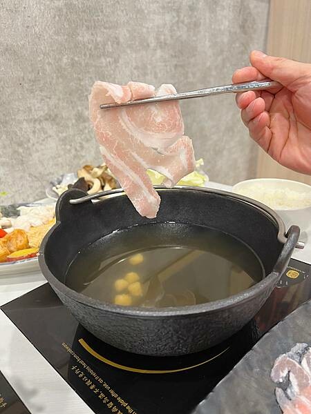 (淡水美食)築間幸福鍋物 淡水新市店 淡水美食火鍋推薦 築間淡水首間店 營業到凌晨四點 蔬菜火鍋料自助吧 飲