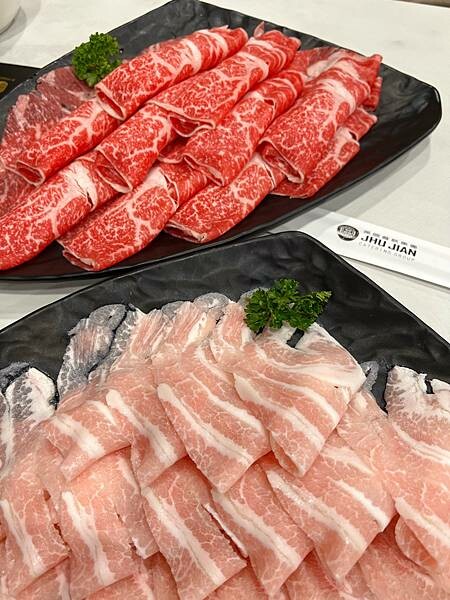 (淡水美食)築間幸福鍋物 淡水新市店 淡水美食火鍋推薦 築間淡水首間店 營業到凌晨四點 蔬菜火鍋料自助吧 飲