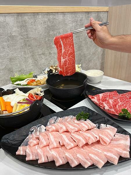 (淡水美食)築間幸福鍋物 淡水新市店 淡水美食火鍋推薦 築間淡水首間店 營業到凌晨四點 蔬菜火鍋料自助吧 飲