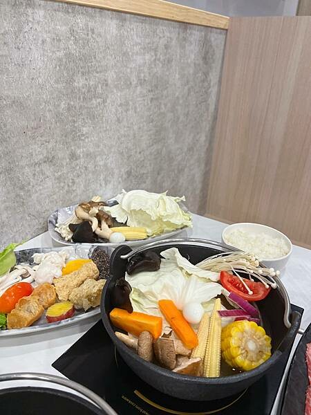 (淡水美食)築間幸福鍋物 淡水新市店 淡水美食火鍋推薦 築間淡水首間店 營業到凌晨四點 蔬菜火鍋料自助吧 飲