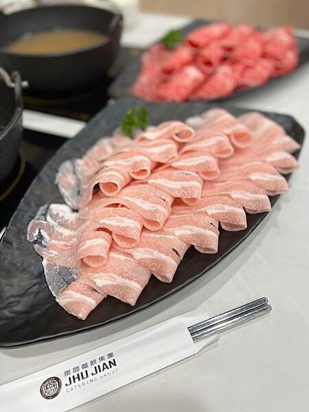 (淡水美食)築間幸福鍋物 淡水新市店 淡水美食火鍋推薦 築間淡水首間店 營業到凌晨四點 蔬菜火鍋料自助吧 飲