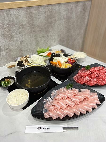 (淡水美食)築間幸福鍋物 淡水新市店 淡水美食火鍋推薦 築間淡水首間店 營業到凌晨四點 蔬菜火鍋料自助吧 飲