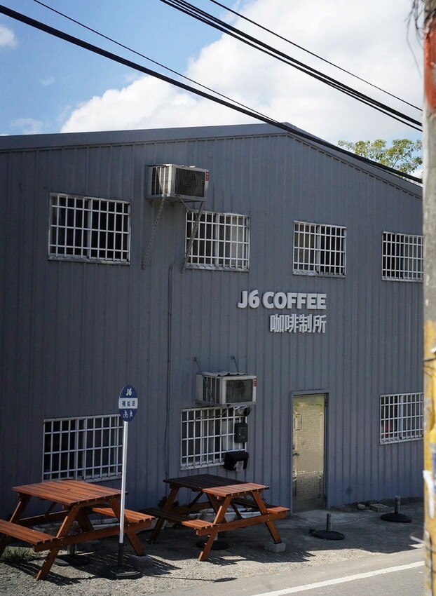 【J6 Coffee】新竹芎林竹22鄉道上新開幕貨櫃咖啡廳,提供插座、免費wifi,想要遠離城市的喧囂,安享靜謐的午後時光,來這就對了! - 阿華田的美食日記