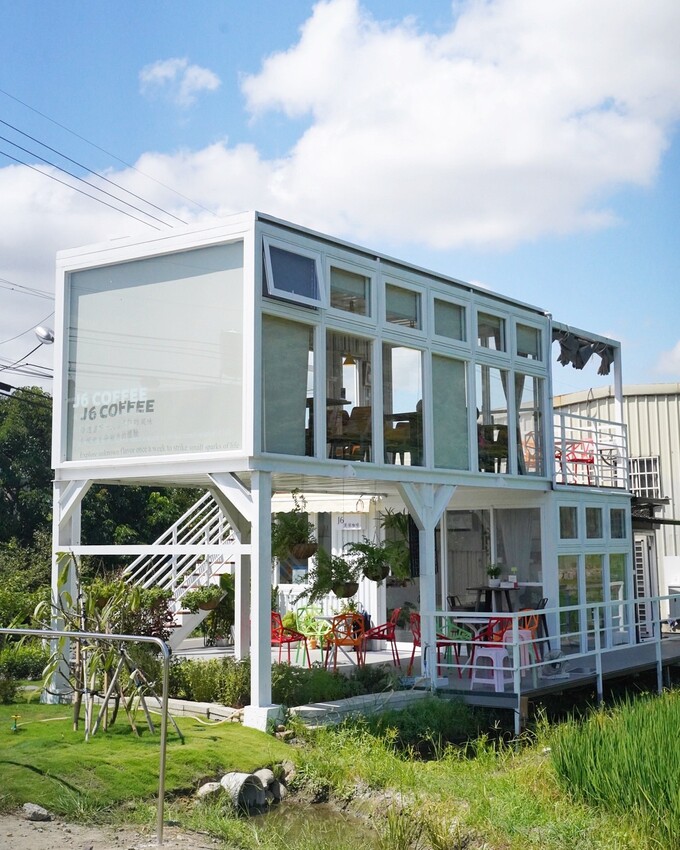 【J6 Coffee】新竹芎林竹22鄉道上新開幕貨櫃咖啡廳,提供插座、免費wifi,想要遠離城市的喧囂,安享靜謐的午後時光,來這就對了! - 阿華田的美食日記