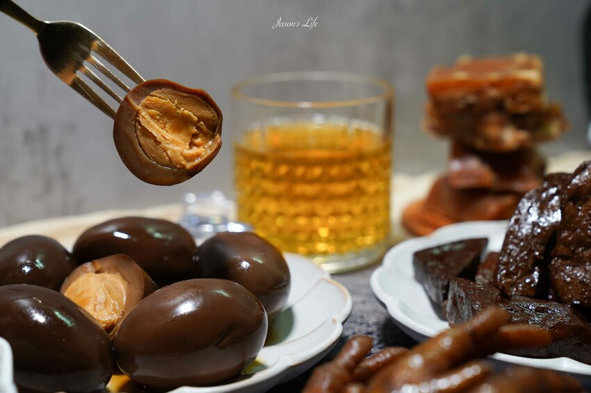 【台中西屯｜美食】承樑老-梁記黑糖滷味。來自台南的團購滷味，台中大遠百設櫃啦，黑糖鹹甜滷味會上癮