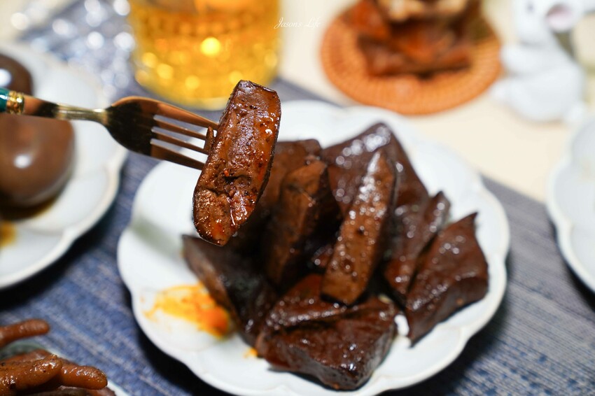 【台中西屯｜美食】承樑老-梁記黑糖滷味。來自台南的團購滷味，台中大遠百設櫃啦，黑糖鹹甜滷味會上癮