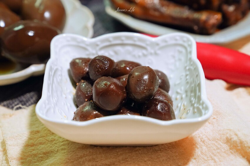 【台中西屯｜美食】承樑老-梁記黑糖滷味。來自台南的團購滷味，台中大遠百設櫃啦，黑糖鹹甜滷味會上癮