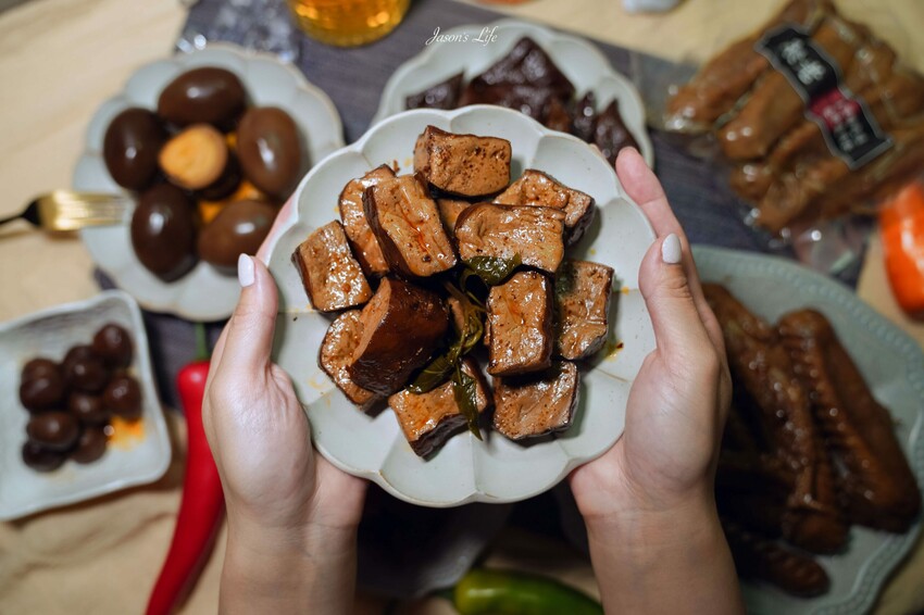 【台中西屯｜美食】承樑老-梁記黑糖滷味。來自台南的團購滷味，台中大遠百設櫃啦，黑糖鹹甜滷味會上癮