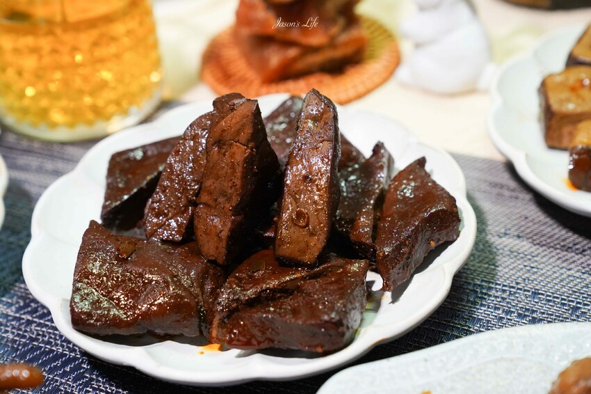 【台中西屯｜美食】承樑老-梁記黑糖滷味。來自台南的團購滷味，台中大遠百設櫃啦，黑糖鹹甜滷味會上癮