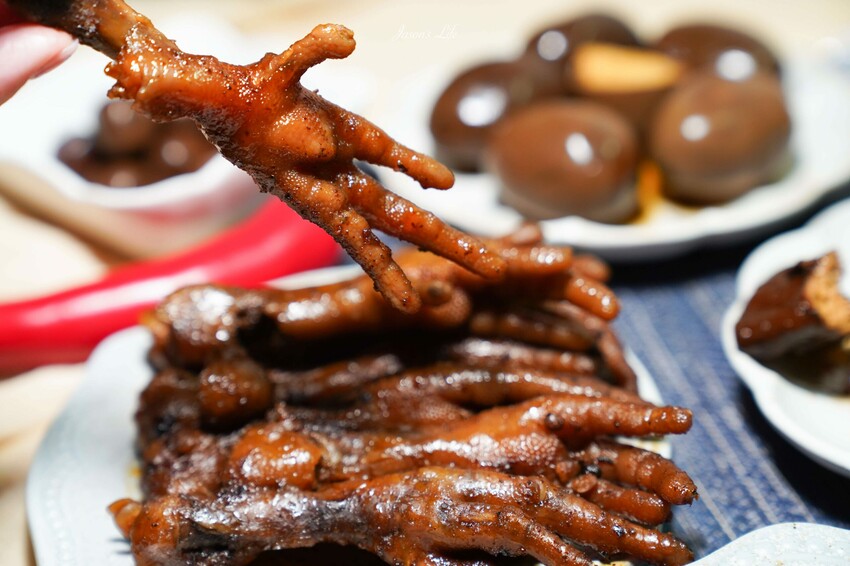 【台中西屯｜美食】承樑老-梁記黑糖滷味。來自台南的團購滷味，台中大遠百設櫃啦，黑糖鹹甜滷味會上癮