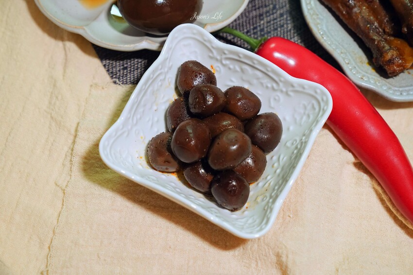 【台中西屯｜美食】承樑老-梁記黑糖滷味。來自台南的團購滷味，台中大遠百設櫃啦，黑糖鹹甜滷味會上癮