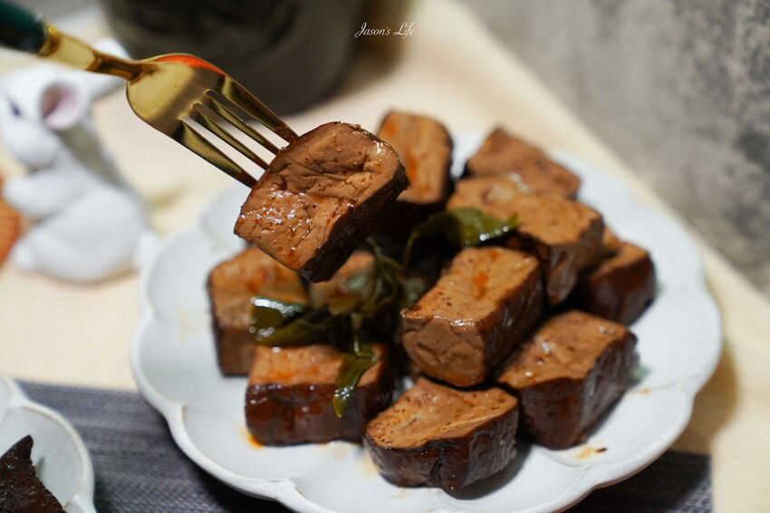 【台中西屯｜美食】承樑老-梁記黑糖滷味。來自台南的團購滷味，台中大遠百設櫃啦，黑糖鹹甜滷味會上癮