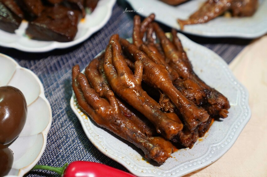 【台中西屯｜美食】承樑老-梁記黑糖滷味。來自台南的團購滷味，台中大遠百設櫃啦，黑糖鹹甜滷味會上癮