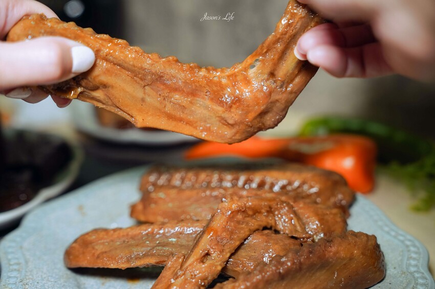 【台中西屯｜美食】承樑老-梁記黑糖滷味。來自台南的團購滷味，台中大遠百設櫃啦，黑糖鹹甜滷味會上癮