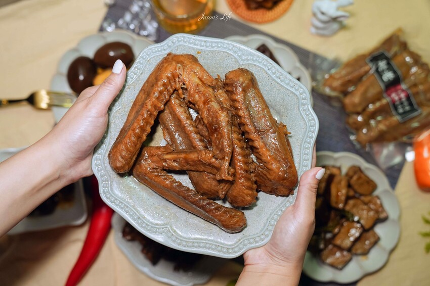 【台中西屯｜美食】承樑老-梁記黑糖滷味。來自台南的團購滷味，台中大遠百設櫃啦，黑糖鹹甜滷味會上癮